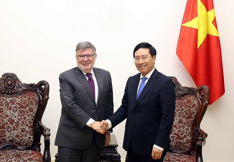 Phó Thủ tướng Phạm Bình Minh và Quốc vụ khanh phụ trách Giao thông, Biển và Thủy sản Pháp Alain Vidalies.