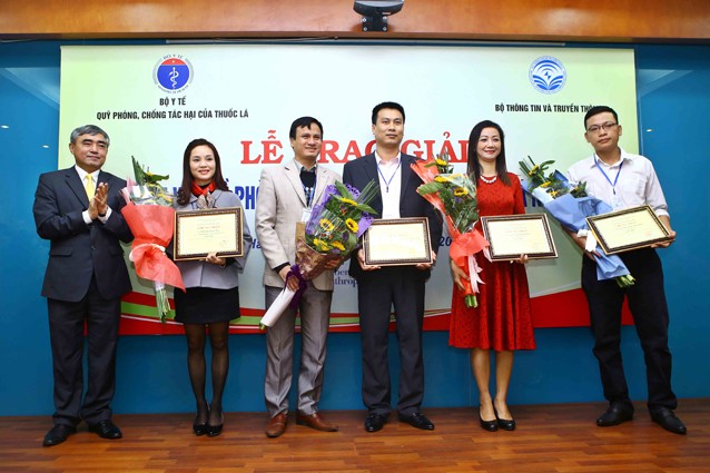 Thứ trưởng Bộ TT&TT Nguyễn Minh Hồng trao giải cho các tác giả đoạt giải nhất. Ảnh: Minh Quyết.