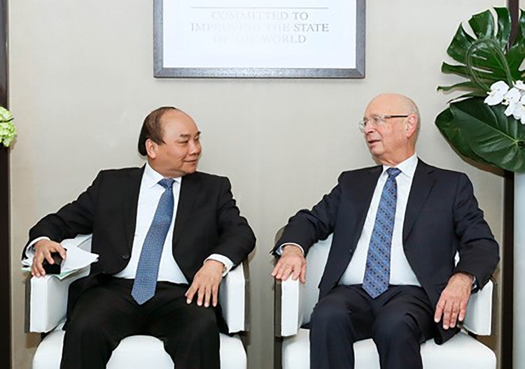 Thủ tướng Nguyễn Xuân Phúc và Chủ tịch WEF Klaus Schwab. Ảnh: TTXVN
