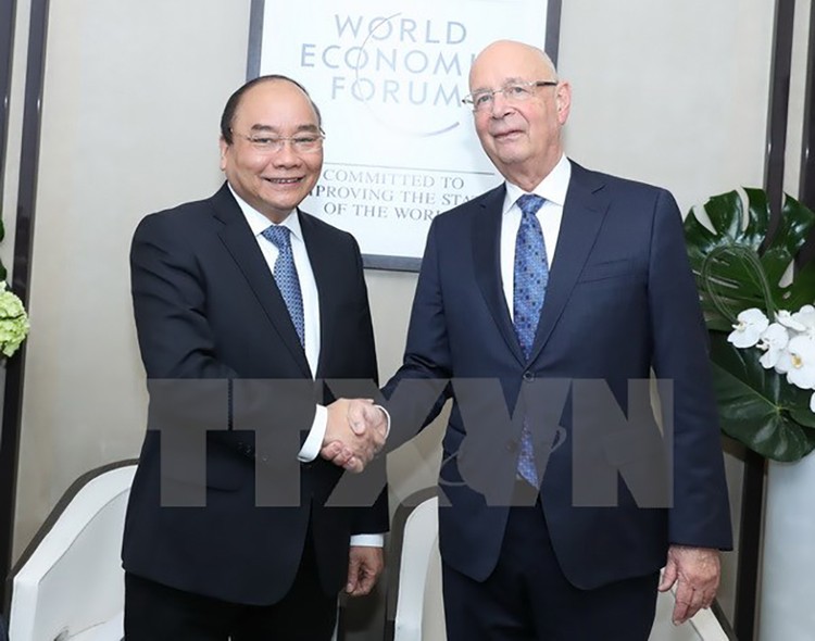 Thủ tướng Nguyễn Xuân Phúc gặp Chủ tịch Diễn đàn Kinh tế Thế giới (WEF) Klaus Schwab. (Ảnh: Thống Nhất/TTXVN)