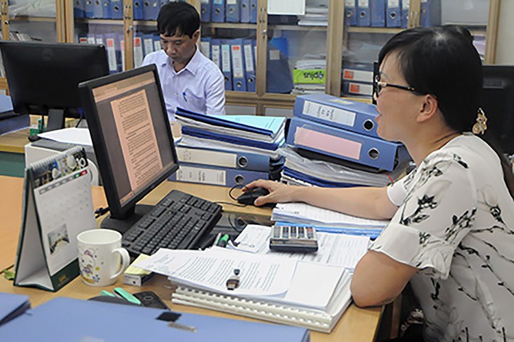 Cán bộ thuế của Cục Thuế Bắc Ninh kiểm tra hồ sơ thuế.
