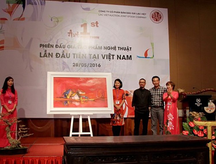 Bà Hạnh chủ trì phiên đấu giá các tác phẩm nghệ thuật lần đầu tiên tại Việt Nam vào ngày 28/5/2016.
