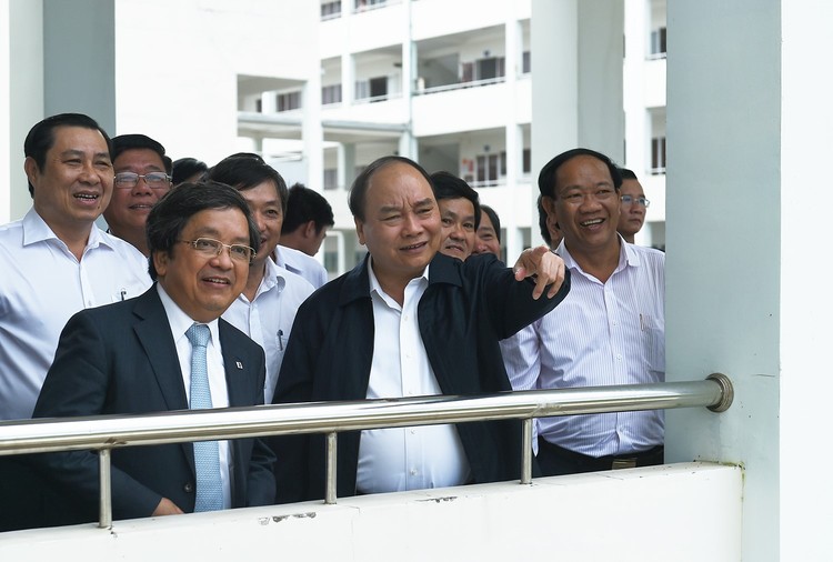 Thủ tướng Nguyễn Xuân Phúc tham quan Trường Cao đẳng Công nghệ thông tin tại Làng Đại học Đà Nẵng. Ảnh: VGP