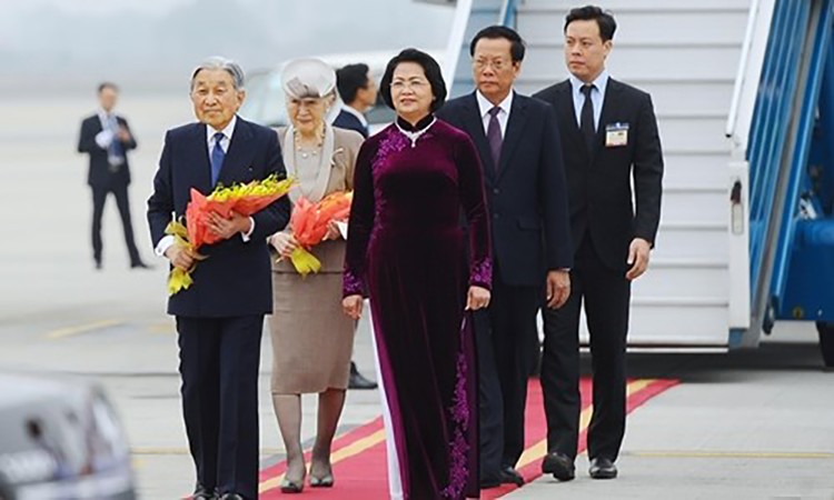 Nhà vua và Hoàng hậu Nhật Bản đến Hà Nội. Ảnh: Giang Huy.