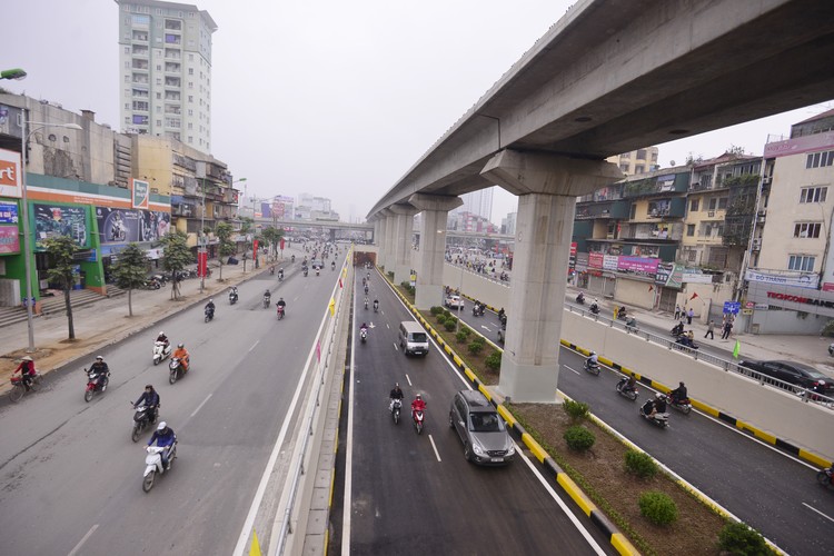 Sớm đưa hai tuyến đường sắt đô thị Cát Linh - Hà Đông và Nhổn - ga Hà Nội vào hoạt động, góp phần giảm ùn tắc giao thông trên địa bàn TP. Ảnh: Tường Lâm