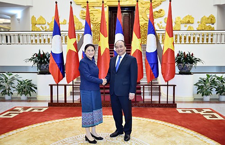 Thủ tướng Nguyễn Xuân Phúc và Chủ tịch Quốc hội CHDCND Lào Pany Yathotu. Ảnh: VGP