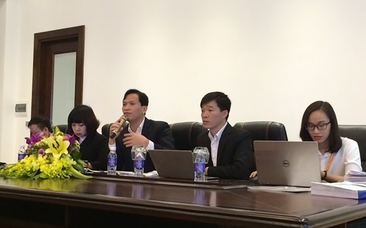 Ông Vương Văn Tường, Phó Tổng giám đốc Cen Invest (người ngồi giữa cầm micro) luôn khẳng định chủ đầu tư đo diện tích căn hộ đúng theo quy định pháp luật và thách thức "cư dân có thể kiện chủ đầu tư ra tòa".