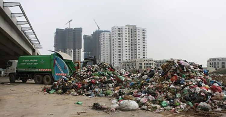 “Núi” rác thải gần 100 tấn được Cty Minh Quân đổ trộm ra địa bàn phường Xuân Phương (quận Nam Từ Liêm, TP.Hà Nội) ngày 5.3 khiến người dân rất bức xúc.