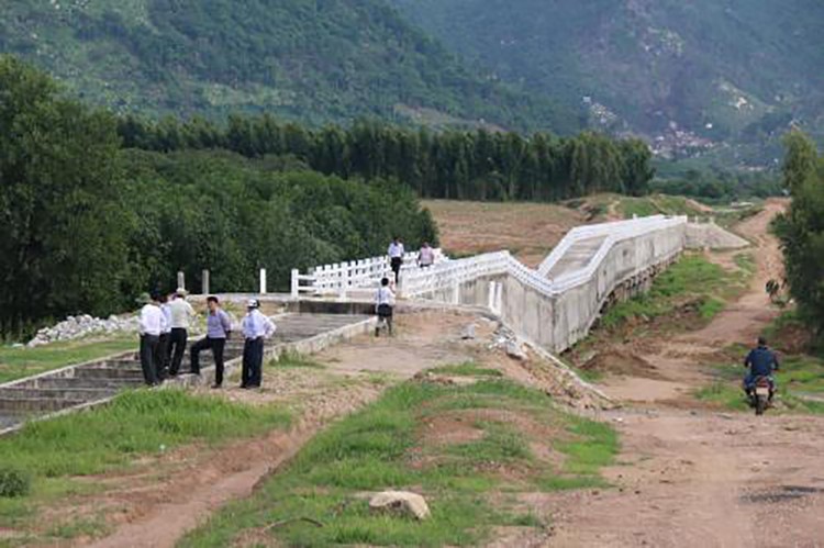 Một đoạn cầu máng dài 120 m bị hư hỏng, sụp lún. Ảnh: Nguyễn Thanh - TTXVN
