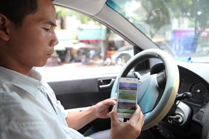 Taxi truyền thống xin nộp thuế theo cách áp dụng với Uber, Grab.