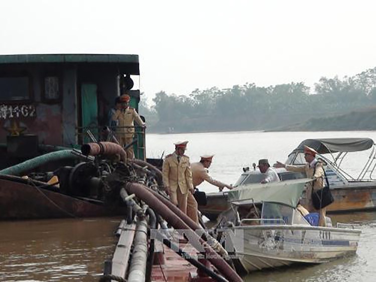 Lực lượng Cảnh sát giao thông đường thủy - Công an tỉnh Bắc Ninh bắt giữ một vụ khai thác cát sỏi trái phép trên sông Đuống.