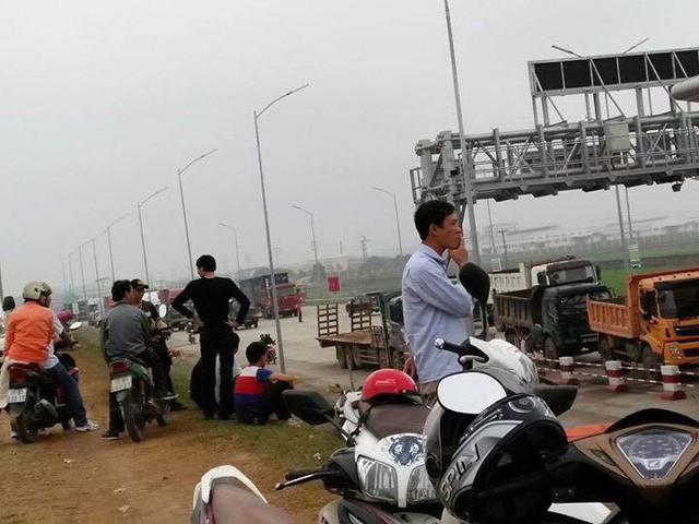 Người dân dàn phương tiện phản ứng việc thu phí quá cao tại Trạm thu phí Tam Nông (Ảnh: N.H)