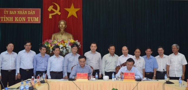 Chủ tịch UBND tỉnh Kon Tum Nguyễn Văn Hòa và Chủ tịch Hội đồng thành viên EVN Dương Quang Thành ký kết biên bản ghi nhớ. Ảnh: VGP