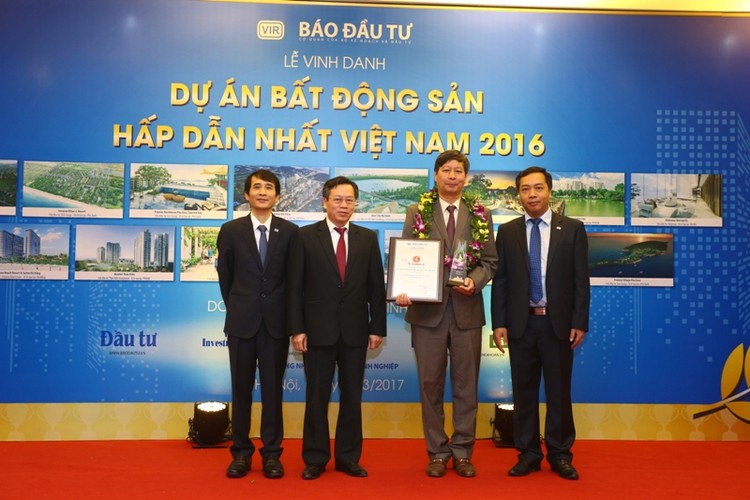 Ông Lê Khắc Hiệp, Phó chủ tịch Vingroup nhận Chứng nhận từ Ban tổ chức với 2 dự án được vinh danh là Vinhomes Golden River và Vinhomes Metropolis