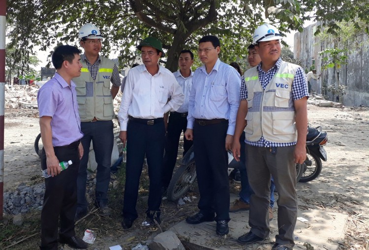 Phó Chủ tịch UBND thành phố Hồ Kỳ Minh kiểm tra việc bàn giao mặt bằng dự án Đường cao tốc Đà Nẵng- Quảng Ngãi đoạn Túy Loan- Đà Nẵng.