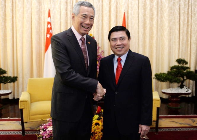 Chủ tịch UBND TPHCM Nguyễn Thành Phong hội kiến Thủ tướng Singapore Lý Hiển Long. Ảnh: báo Tuổi trẻ