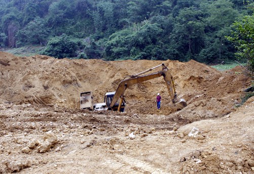 Máy múc đào bới để lấy quặng ở xã Thượng Ấm, huyện Sơn Dương (Tuyên Quang). Ảnh: Quang Đán/TTXVN