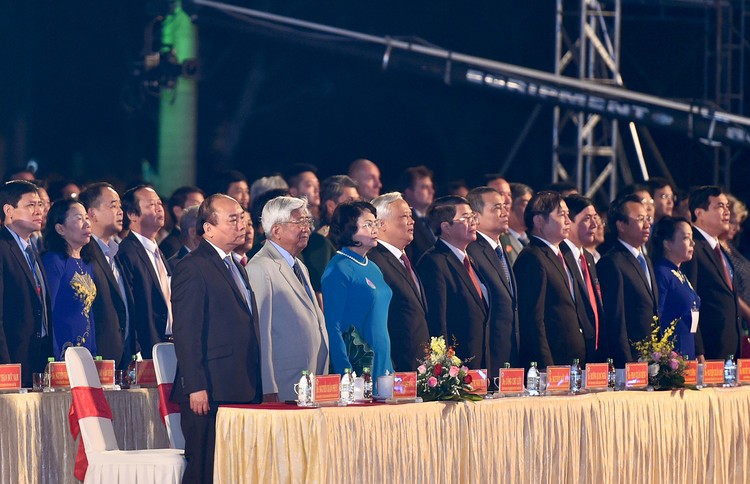 Thủ tướng Nguyễn Xuân Phúc cùng các đại biểu dự buổi lễ. - Ảnh: VGP