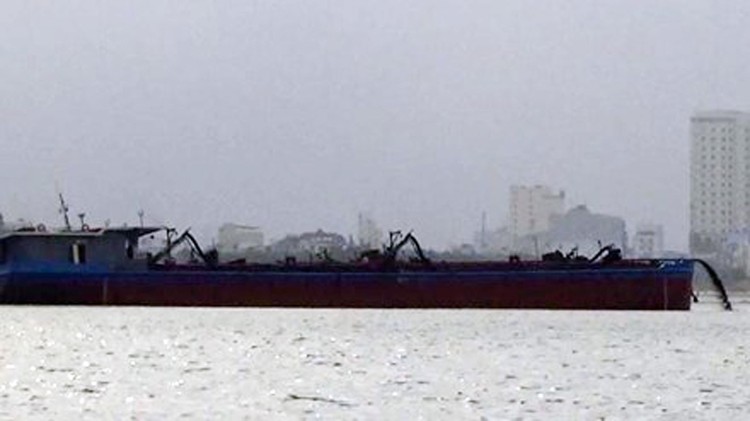 Những tàu được thuê hút và bơm cát tại Cửa Đại - Hội An lại đang bơm cát vào bờ công trình lấn biển đô thị Đa Phước ở Đà Nẵng vào sáng ngày 15-3 - ảnh PV cắt từ clip
