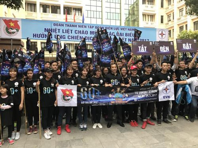 Chương trình hưởng ứng Chiến dịch Giờ Trái đất năm 2017 do Đoàn Thanh niên Tập đoàn Điện lực Việt Nam tổ chức. Ảnh: Mai Phương
