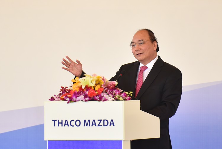 Thủ tướng Nguyễn Xuân Phúc đánh giá cao việc THACO hợp tác với Mazda để sản xuất ô tô tại Việt Nam theo công nghệ hiện đại. Ảnh: VGP