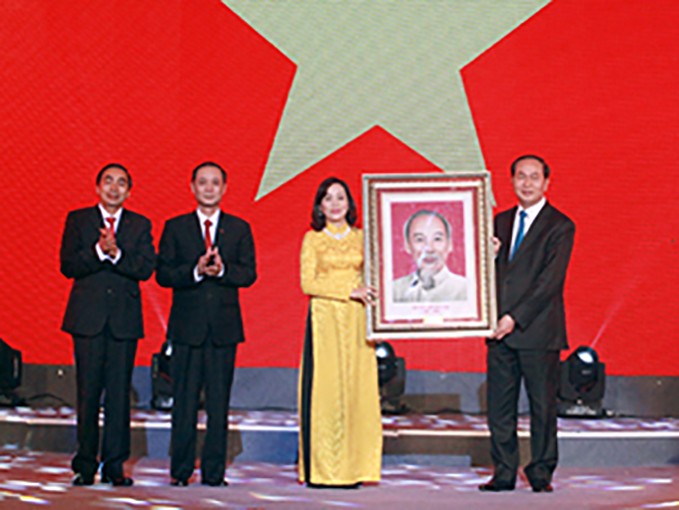Chủ tịch nước Trần Đại Quang trao tặng bức chân dung Chủ tịch Hồ Chí Minh cho Đảng bộ, chính quyền và nhân dân tỉnh Ninh Bình. Ảnh: Báo Ninh Bình