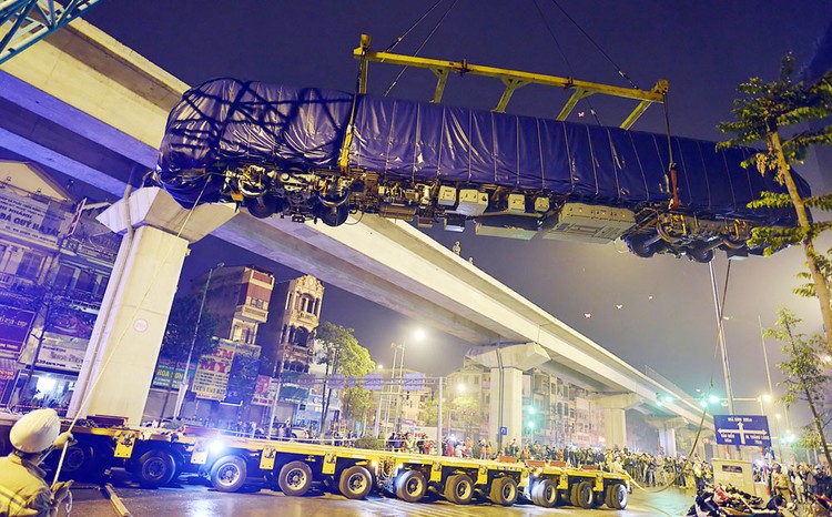 Đầu máy trong số hai đoàn tàu của tuyến đường sắt trên cao Cát Linh - Hà Đông được đưa lên đường ray đêm 20/2/2017. Ảnh: Lê Hiếu