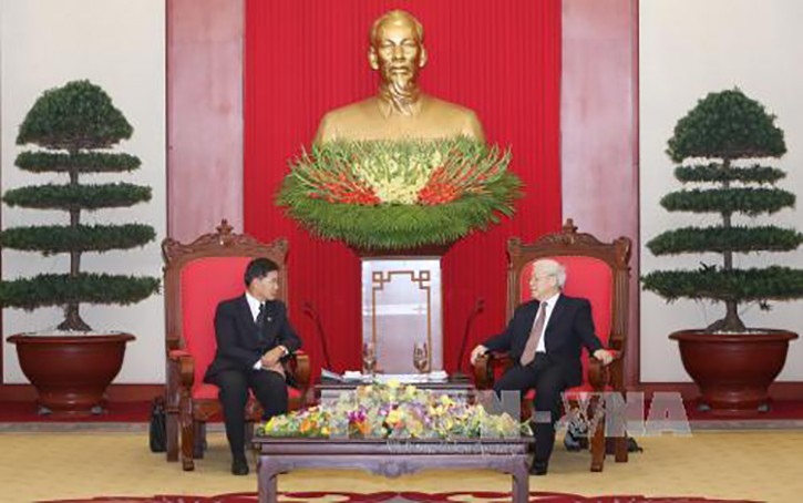 Tổng Bí thư Nguyễn Phú Trọng và Bí thư-Đô trưởng Thủ đô Vientiane Sinlavong Khoutphaythoune.Ảnh: TTXVN