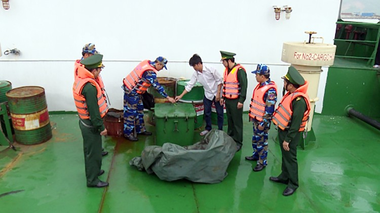 Đoàn kiểm tra BĐBP tỉnh Thừa Thiên Huế phối hợp với Vùng Cảnh sát Biển 2 kiểm tra phương tiện vi phạm.