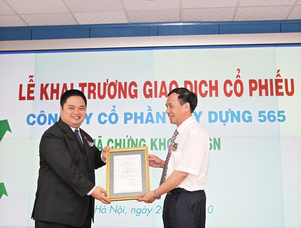Công ty CP Xây dựng 565 nhận giấy chứng nhận niêm yết lần đầu trên HNX năm 2010. Ảnh: Tường Lâm