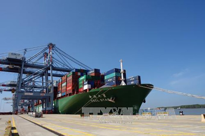 Cảng quốc tế Cái Mép, do liên doanh APM Terminal, Cảng Sài Gòn và Vinalines đầu tư, đón siêu tàu container.