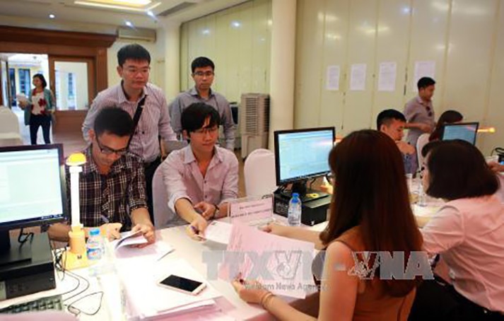 Người nộp thuế nộp hồ sơ tại bàn hoàn thuế thu nhập cá nhân của đại lý thuế - Công ty TNHH dịch vụ thuê ngoài Việt Nam. Ảnh minh họa: TTXVN