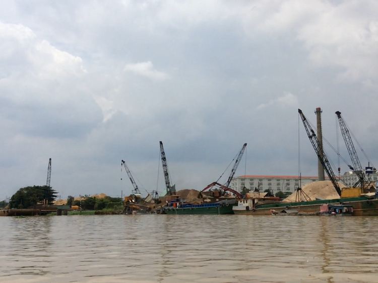 Bến cảng nội địa chạy dọc các tuyến sông là nơi tiêu thụ cát lậu lớn nhất hiện nay