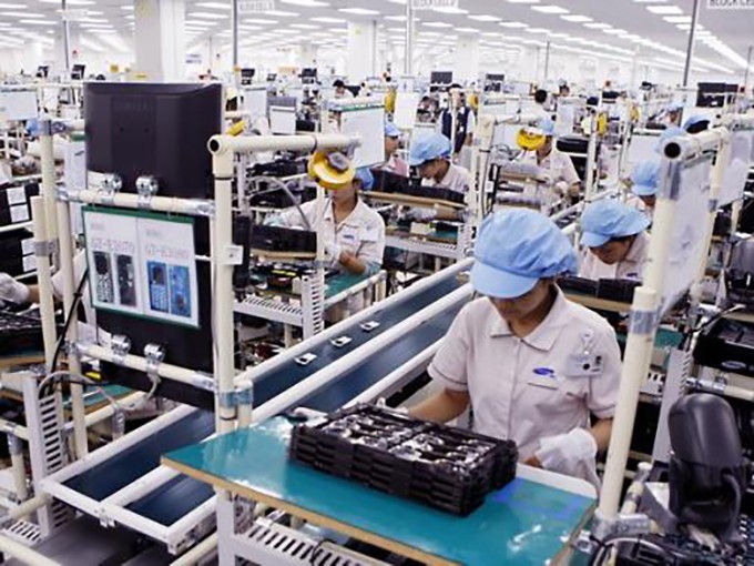 Dây chuyền sản xuất điện thoại di động của Công ty Samsung Electronics Việt Nam tại Khu công nghiệp Yên Phong,Bắc Ninh. 