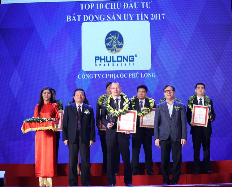 Ông Vũ Hoài Nam - Phó TGĐ Công ty Phú Long nhận giải.