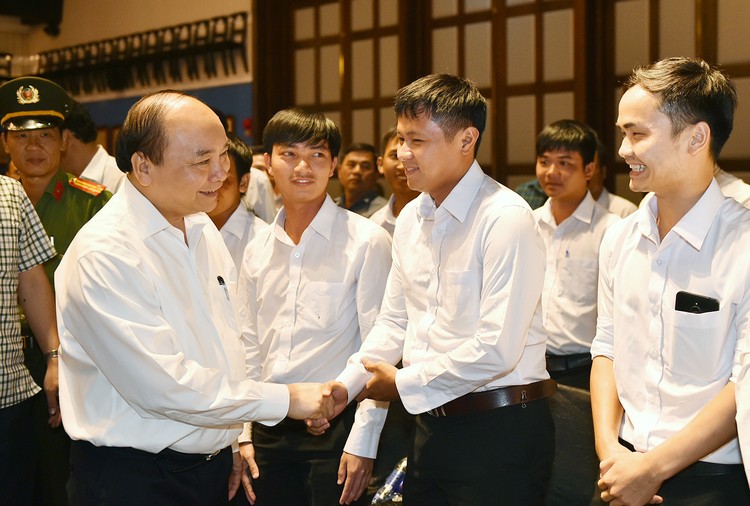 Thủ tướng Nguyễn Xuân Phúc trò chuyện với nhân viên của Tập đoàn Sun Group tại Phú Quốc.