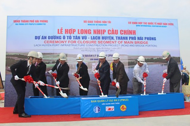 Lễ hợp long nhịp cầu chính dự án cầu đường ô tô Tân Vũ - Lạch Huyện ngày 6/1/2017. 