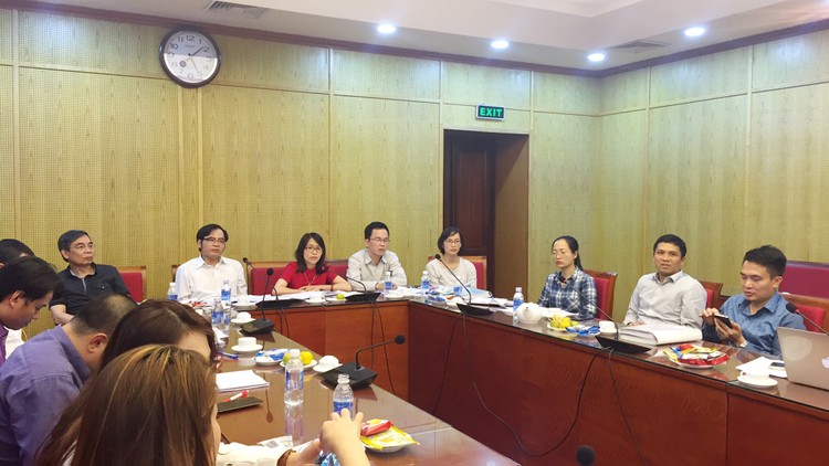 Ban soạn thảo Dự án Luật Hỗ trợ DNNVV chia sẻ với báo chí tại Hà Nội về Luật DNNVV.