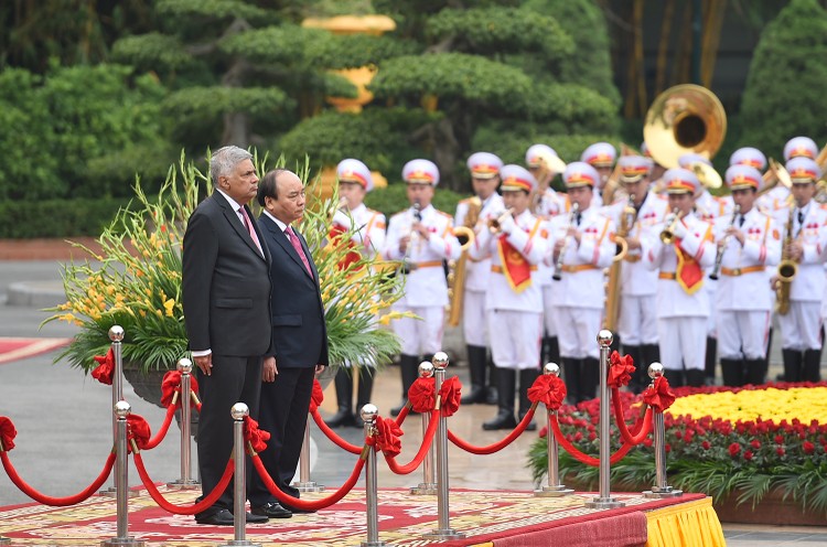 Thủ tướng Nguyễn Xuân Phúc và Thủ tướng Sri Lanka Ranil Wickremesinghe tại Lễ đón chính thức. Ảnh: VGP