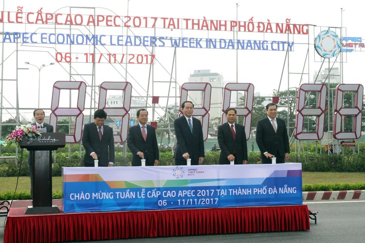 Chủ tịch nước Trần Đại Quang cùng lãnh đạo TP. Đà Nẵng bấm nút khởi động đồng hồ đếm ngược chào mừng Tuần lễ Cấp cao APEC 2017. Ảnh: VGP