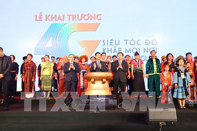 Bộ trưởng Bộ Khoa học và Công nghệ Chu Ngọc Anh (bên phải), Tổng giám đốc Viettel Nguyễn Mạnh Hùng (giữa) và các đại biểu thực hiện nghi thức chính thức khai trương mạng 4G của Viettel trên phạm vi toàn quốc. Ảnh: TTXVN