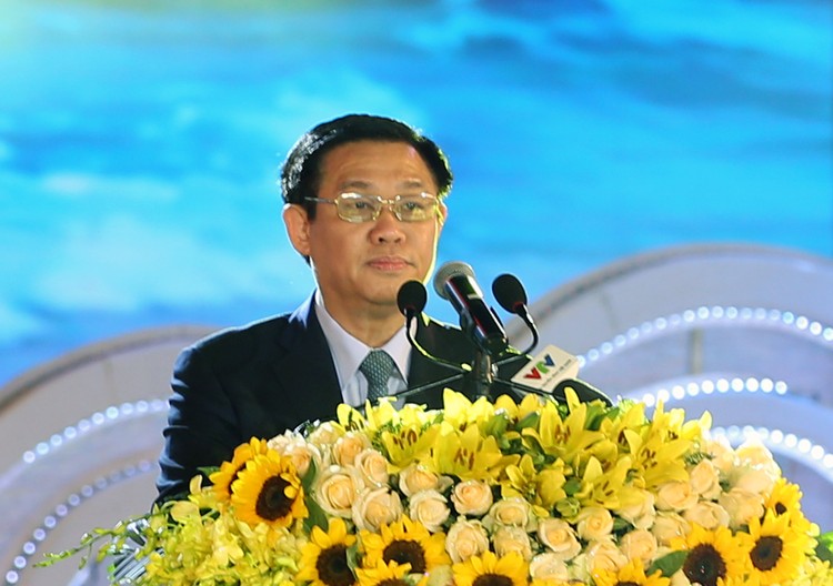 Phó Thủ tướng Vương Đình Huệ phát biểu tại Lễ hội 110 năm du lịch Sầm Sơn. Ảnh VGP