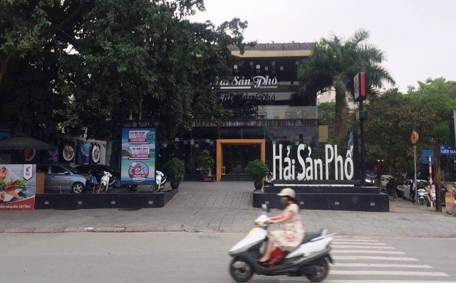 Nhà hàng ngang nhiên mọc lên trên khu đất dự án xây dựng bãi đỗ xe tĩnh để giảm áp lực giao thông cho TP Hà Nội. Ảnh: Báo Nhân dân