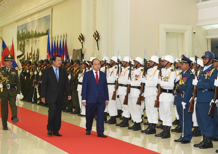 Lễ đón chính thức Thủ tướng Nguyễn Xuân Phúc và Đoàn cấp cao Chính phủ Việt Nam tại Cung Hòa bình, thủ đô Phnom Penh. Ảnh: VGP