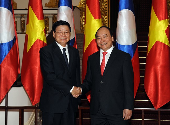 Thủ tướng Nguyễn Xuân Phúc chào đón Thủ tướng CHDCND Lào Thongloun Sisoulith trong chuyến thăm hữu nghị chính thức Việt Nam từ ngày 15-17/5/2016.Ảnh: VGP