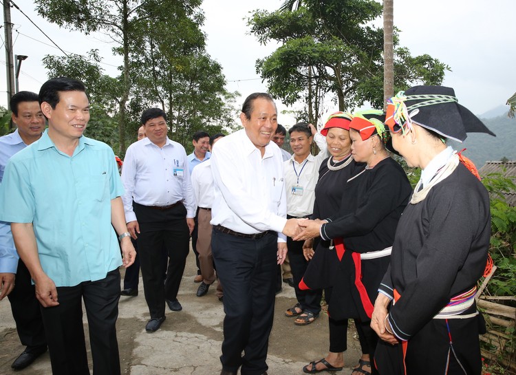 Phó Thủ tướng Trương Hòa Bình hỏi thăm bà con thôn Bản Bang, xã Đạo Đức, huyện Vị Xuyên, Hà Giang. Ảnh: VGP