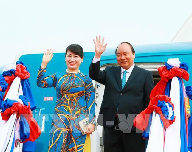 Thủ tướng Chính phủ Nguyễn Xuân Phúc và Phu nhân đã tới sân bay quốc tế Wattay. Ảnh: TTXVN