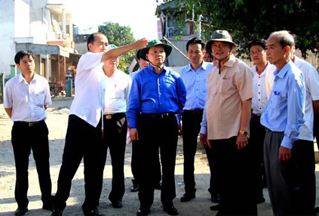 Bộ Trưởng Bộ Tài nguyên và Môi trường Trần Hồng Hà thị sát tại hiện trường vụ sạt lở. Ảnh: TTXVN