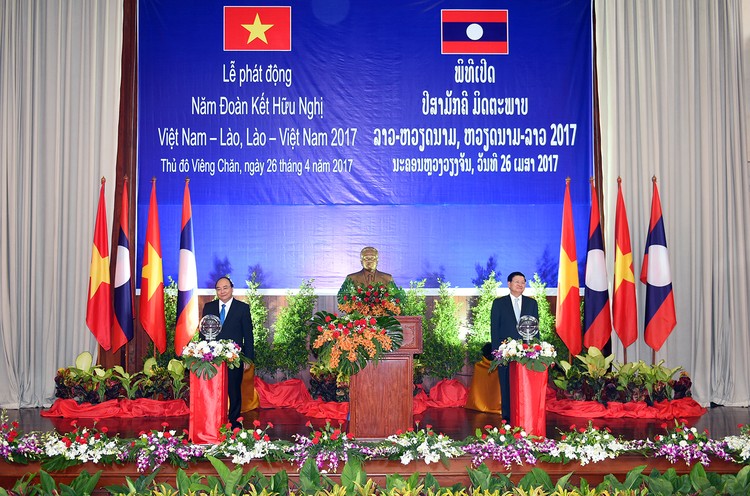 Thủ tướng Nguyễn Xuân Phúc và Thủ tướng Thongloun Sisoulith phát động Năm Đoàn kết hữu nghị Việt Nam-Lào, Lào-Việt Nam 2017. Ảnh: VGP