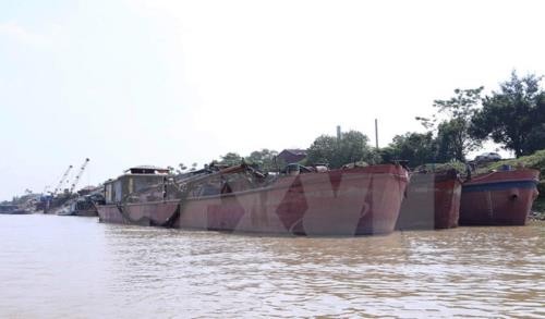 Bắt giữ tàu khai thác cát trái phép gần điểm xung yếu đê sông Hồng ở Khoái Châu, Hưng Yên. Ảnh minh họa: TTXVN